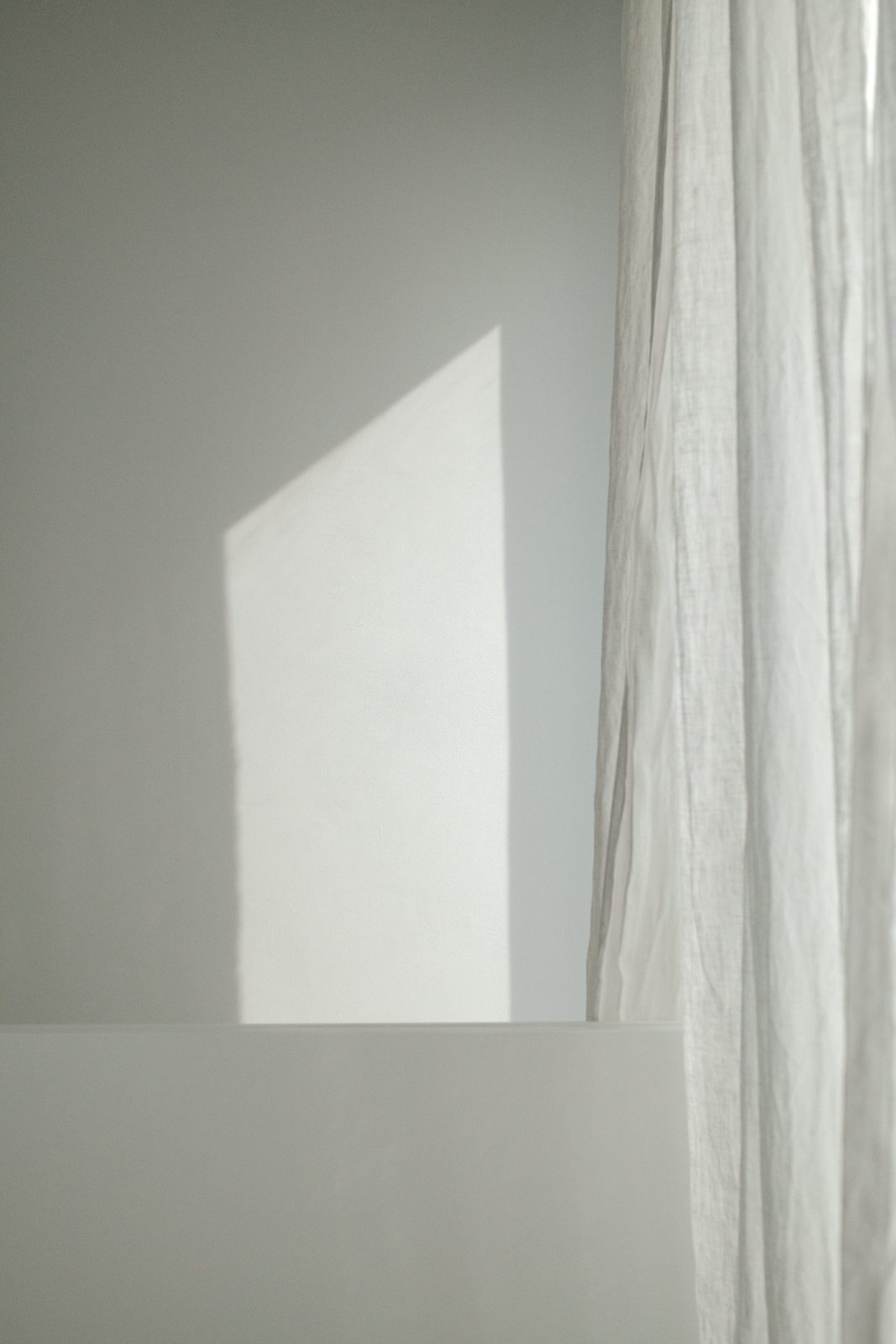 Lumière douce filtrée par un rideau de lin